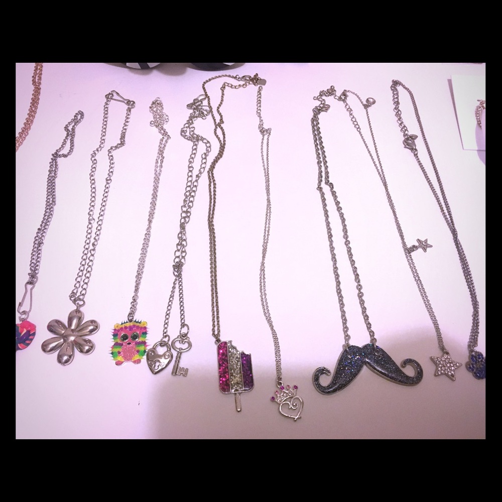 9vpcs assortment of girls’ necklaces